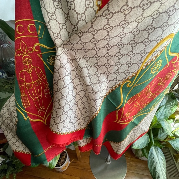 Gucci Crest Monogram Silk Shawl Scarf. - Picture 2 of 16